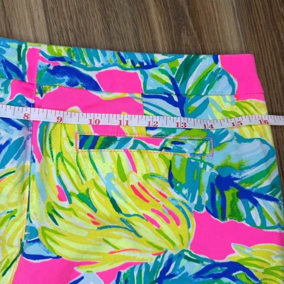 Lilly Pulitzer Buttercup “Pink Sunset Local Flavor” Scalloped Shorts. Size 0 - Picture 3 of 6